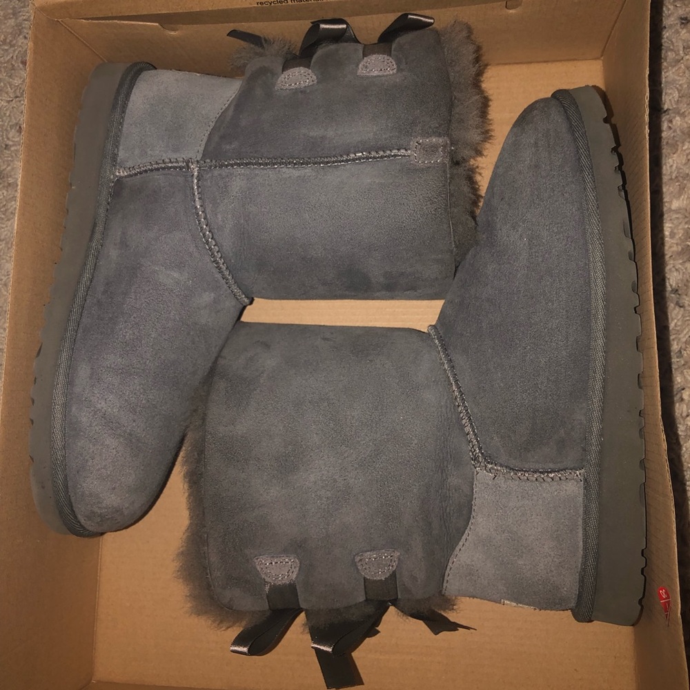 Ugg Bailey Bow II (like new!)